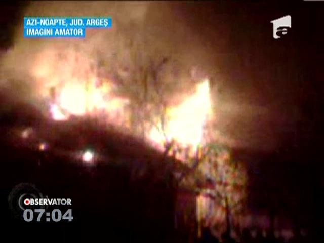 Vila unui medic din Argeş, distrusă de un puternic incendiu