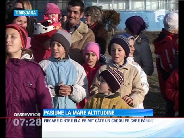 La Timișoara, Moș Crăciun a venit cu parașuta!