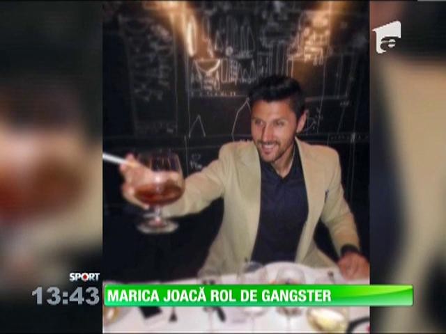 Marica, cu o ţigară şi cu un pahar de alcool în mână