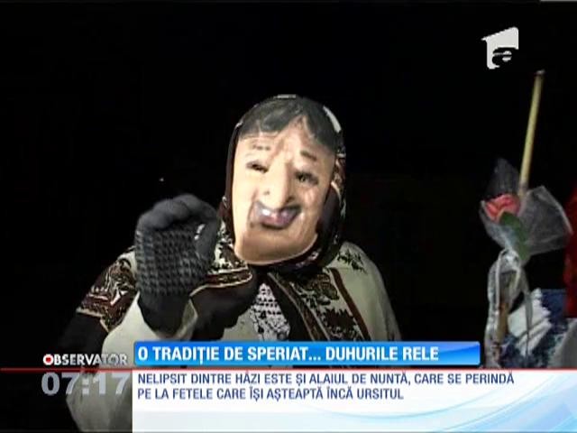 Tinerii din Bistriţa-Năsăud respectă o tradiţie de speriat duhurile rele