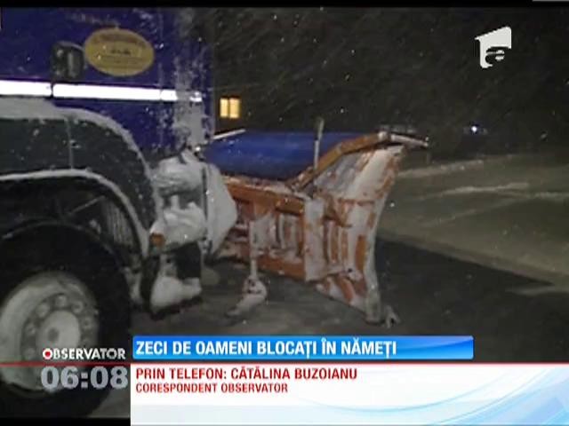 Zeci de oameni sunt blocaţi &icirc;n nămeţi, in județul Constanta