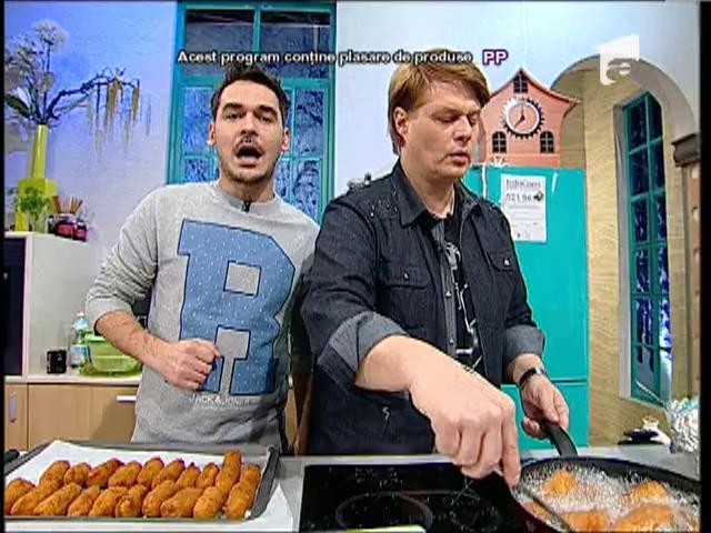 Crochete de pui pe pat de br&acirc;nzeturi şi rucola