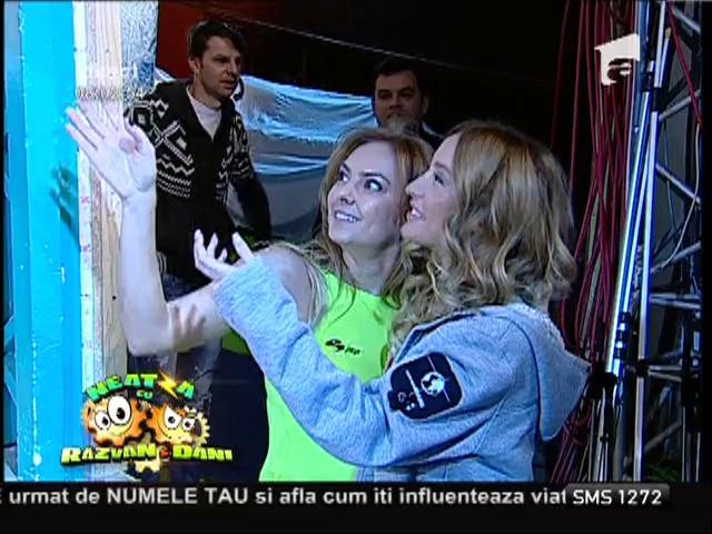 Şniţel răsfăţat &icirc;n verdeţuri și fructe exotice