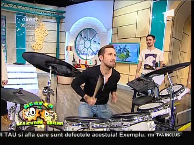 Dani c&acirc;ntă la tobe!
