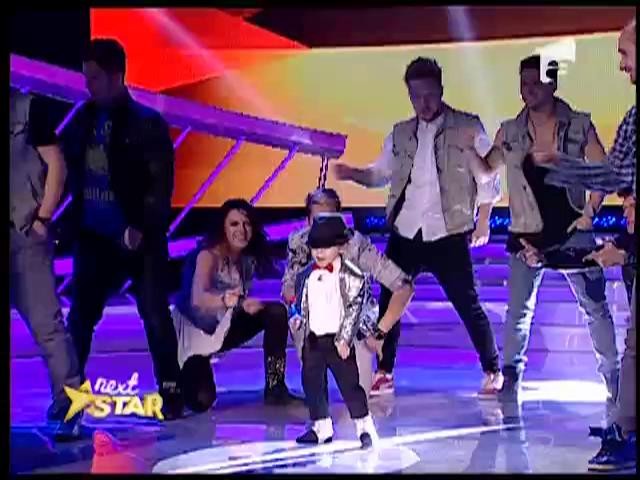 David dansează pe melodia "Billie Jean" a lui Michael Jackson