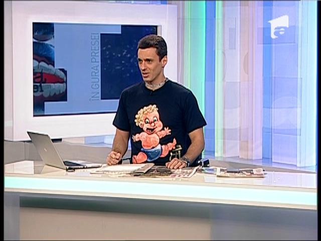 Mircea Badea a primit o suzetă şi un tricou cu un bebeluş care face "sfoara" pe scaune