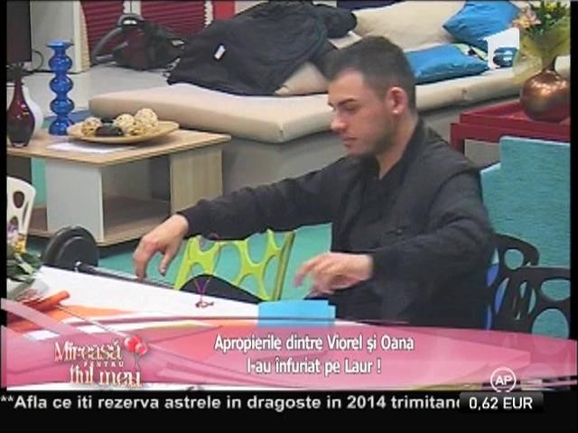 Băieţii îl sfătuiesc pe Laur să fie mai rezervat în privinţa Oanei