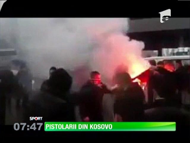 Fotbaliştii din Kosovo pozează ca pistolarii