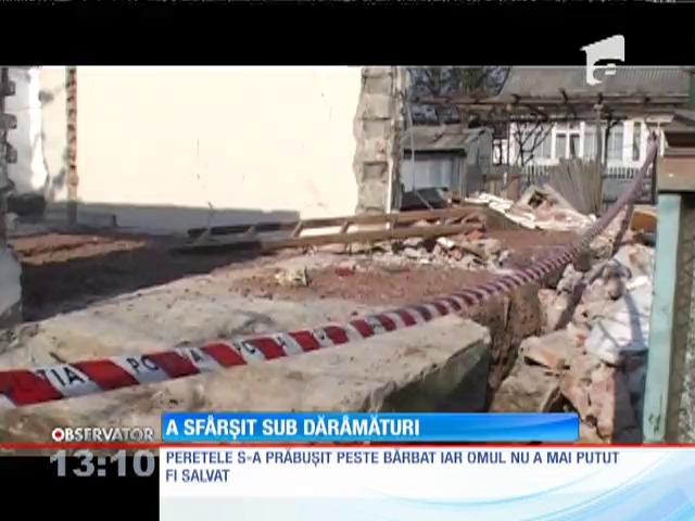 Un bărbat a sf&acirc;rșit sub dărămăturile unei case