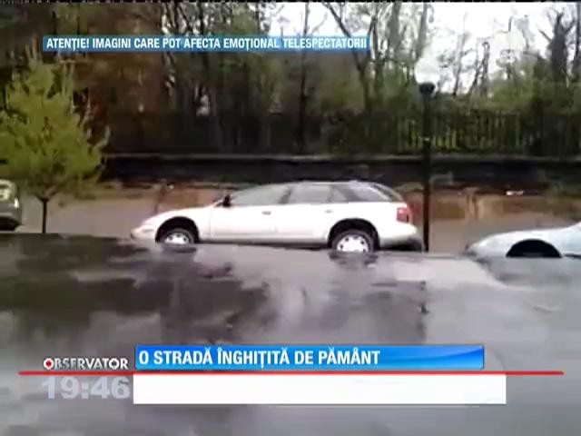 Strada inghițită de o alunecare de păm&acirc;nt