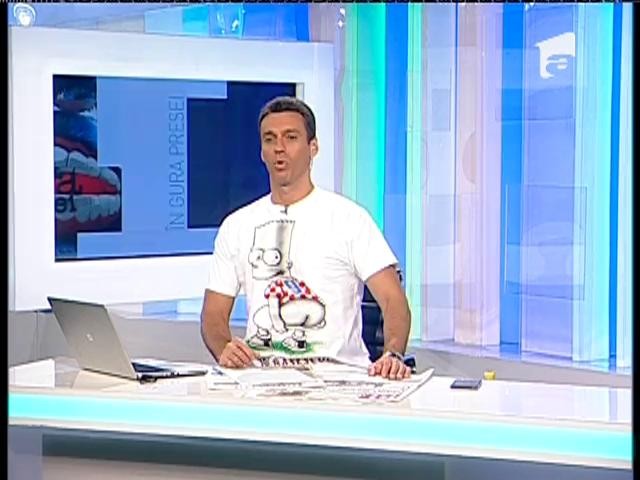 Mircea Badea, &icirc;mbrăcat &icirc;ntr-un tricou cu mesajul "Jos Băsescu"