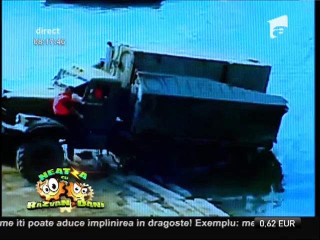 Smiley News: Cum &icirc;şi construiesc indienii un pod pe apă