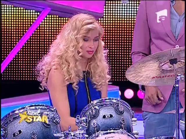 Lora c&acirc;ntă la tobe pe scena Next Star!