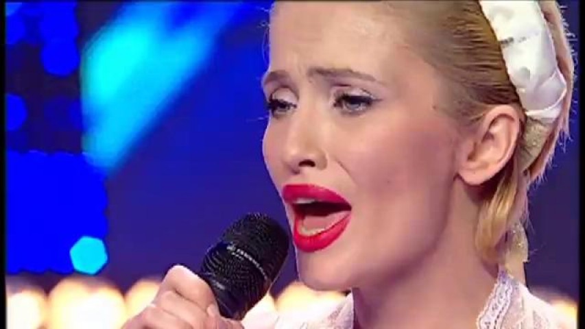 "Once Upon A December" (varianta în limba rusă). Vezi interpretarea Evgheniei Burnusuz, la X Factor!