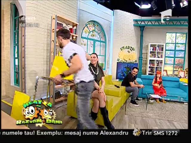 Dani Oțil, incident amuzant cu scaunul