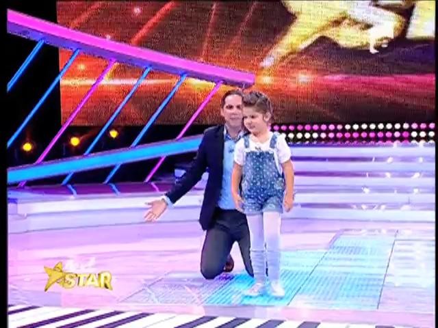 Prezentare: Lorennei Mihalcea &icirc;i plac păpuşile şi adoră să c&acirc;nte