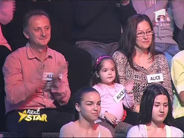 Alice Ghile, o minunăţie de fată! E at&acirc;t de dulce, &icirc;nc&acirc;t &icirc;şi vine să o măn&acirc;nci! Vocea sa te cucereşte pe loc