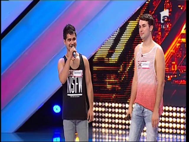 Bee Gees - Stayin' Alive. Vezi aici cum cântă Samir și Max la X Factor!