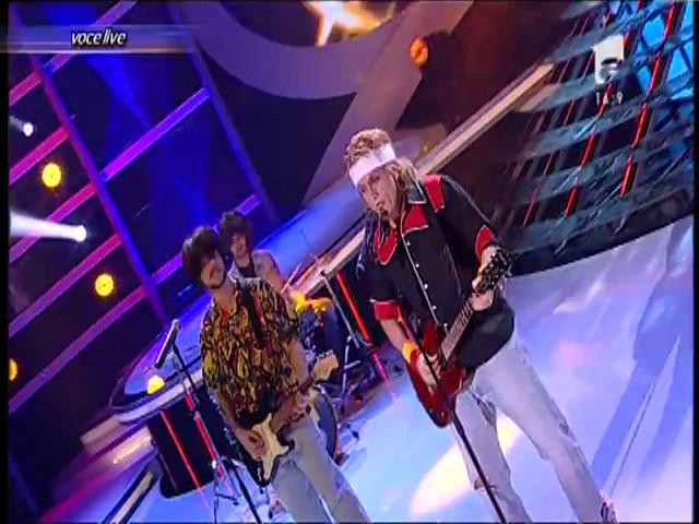 Cezar Ouatu se transformă în Mark Knopfler - "Walk of life"