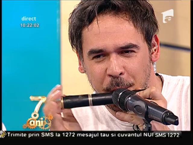 Răzvan Simion c&acirc;ntă la "digifonf", instrumentul muzical bazat pe degetul mijlociu!