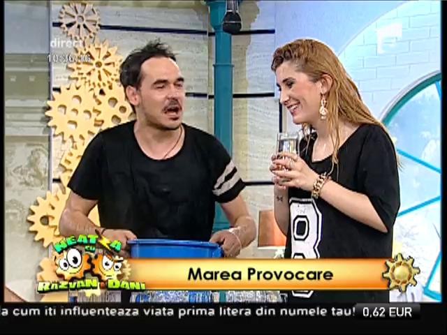 Nu pl&acirc;nge, Adda! Cunoscuta solistă, udată, &icirc;n direct, cu mai multe pahare pline cu apă!