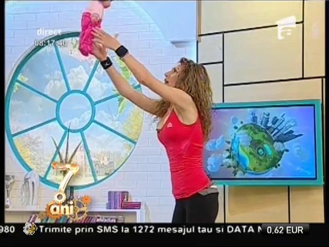 Cum să faci sport, curăţenie şi să ai grijă de copil &icirc;n acelaşi timp! Florin Neby şi Carmen Brumă, cel mai tare antrenament
