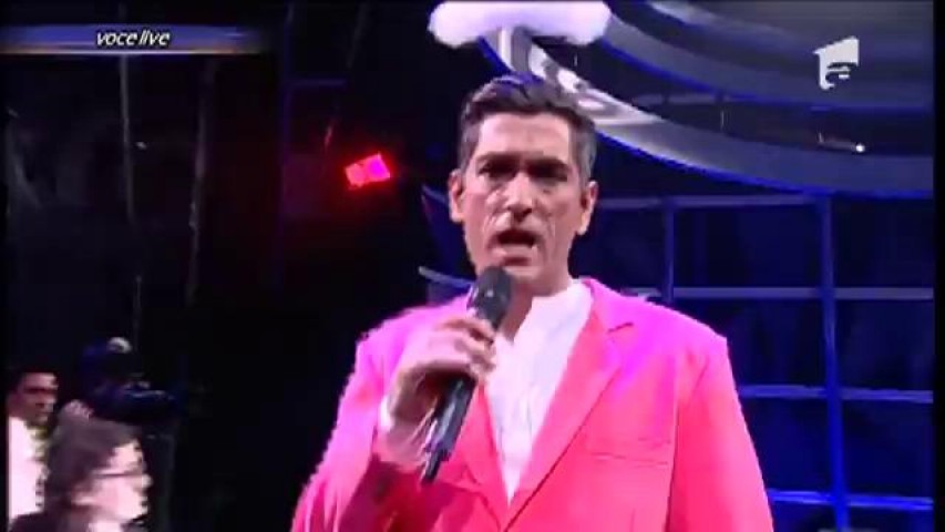 Cezar Ouatu se transformă în Robbie Williams - "Candy"