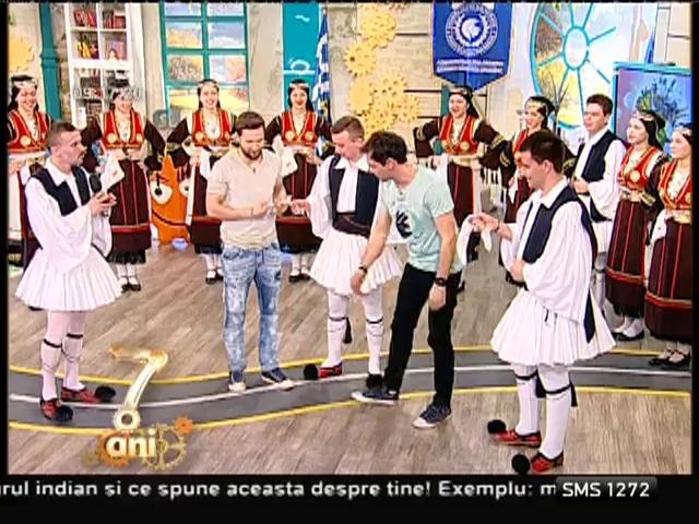 Răzvan Simion şi Dani Oţil, aşa cum nu i-ai mai văzut! Cei doi matinali &icirc;nvaţă să danseze greceşte