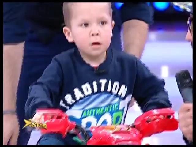 Cristi "Veselie", micuțul care suferă de cancer la maxilar, a primit o motocicletă de la preferatul lui, Alex Velea