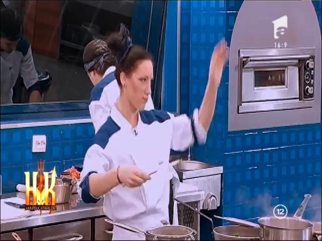 Concurenţii gătesc în timp ce dansează "Macarena!"