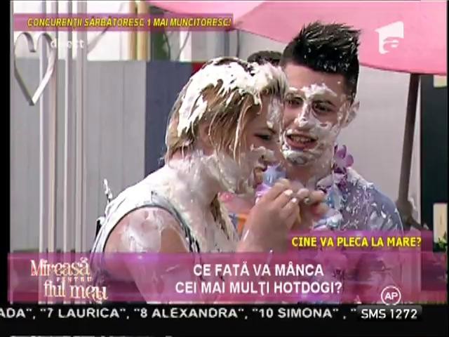 Fetele se &icirc;ntrec la m&acirc;ncat hotdogi