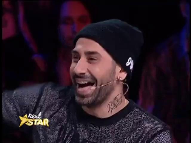 Omul orchestră c&acirc;ntă la pieptene și la țeavă! Gelu Voicu i-a UIMIT pe toți cu talentul său!