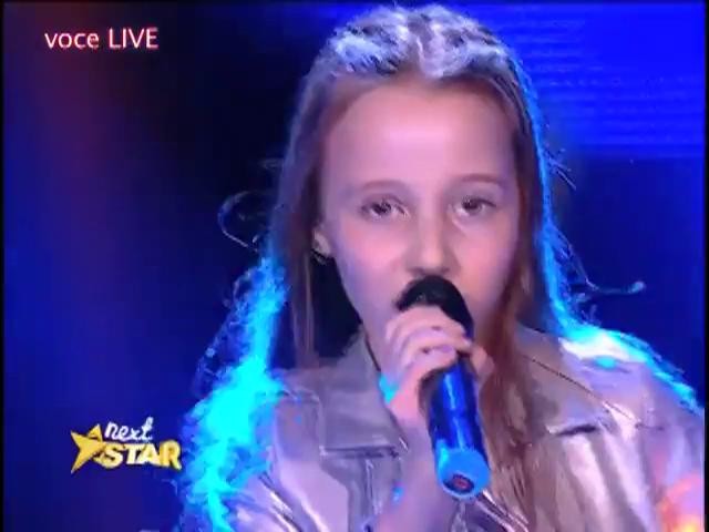 Katy Perry, &icirc;n varianta mini! Giulia ne-a cucerit cu energia sa, &icirc;ntr-un moment de senzație