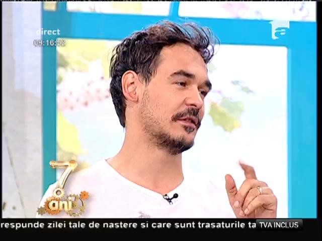 Răzvan primeşte de la Alex Maţaev o geacă