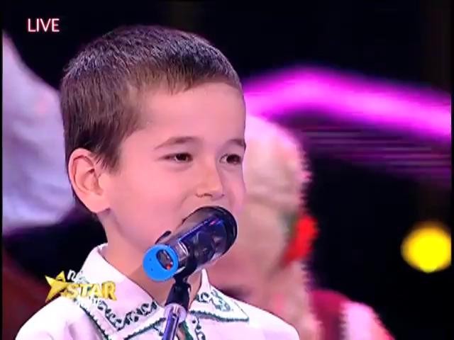 La opt ani, Tudor Voicu a ridicat scena &icirc;n picioare! Ce piesă a c&acirc;ntat cu tatăl lui