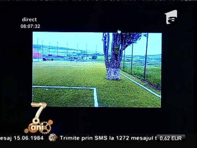 Smiley News: Terenul de fotbal cu un copac &icirc;n mijloc!