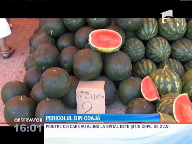 Două familii au ajuns la spital după ce au m&acirc;ncat din același pepene