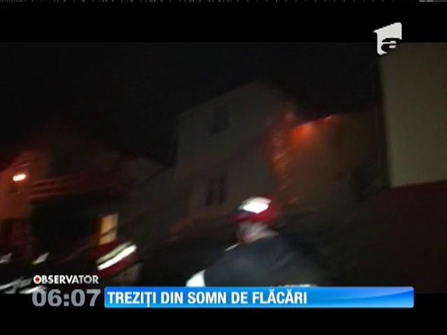 Noapte de groază pentru trei familii din Sinaia. Acoperişul vilei &icirc;n care locuiesc a fost cuprins de flăcări