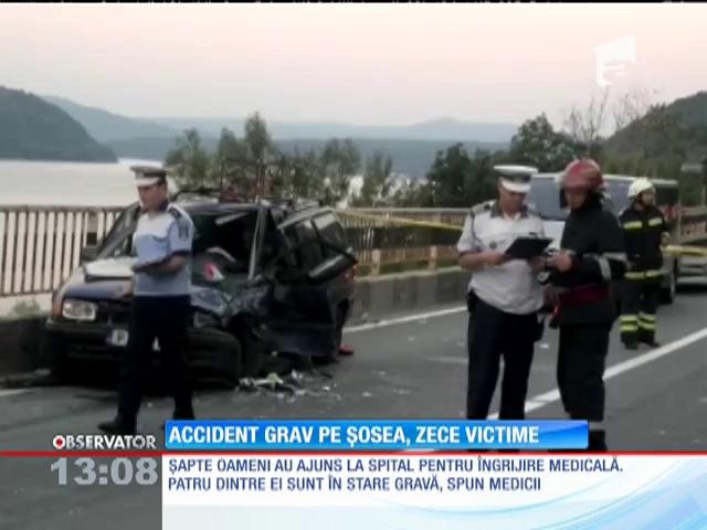 Şapte oameni au ajuns la spital după ce o dubiţă a intrat pe constrasens, &icirc;ntr-un autoturism