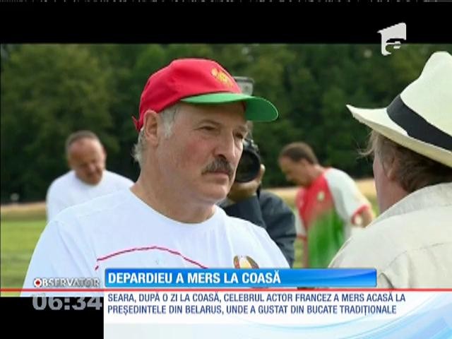 Gerard Depardieu s-a apucat de agricultură. Preşedintele din Belarus l-a &icirc;nvăţat să cosească