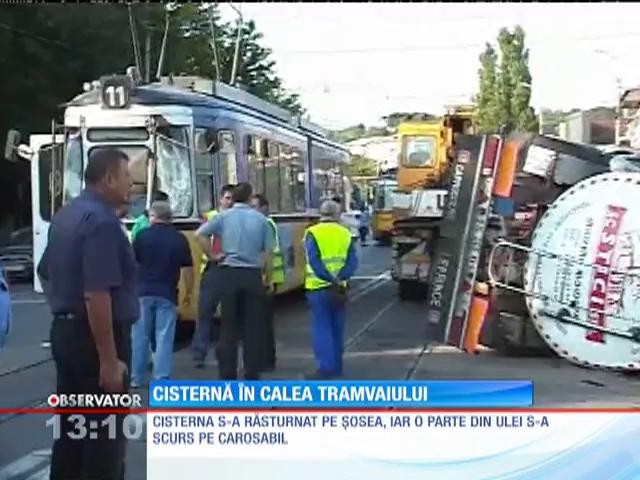 Impact &icirc;ntre un tramvai şi o cisternă, &icirc;n Iaşi