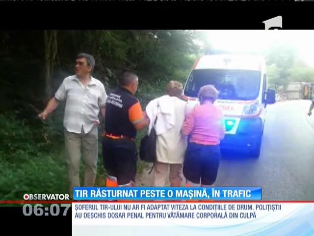 TIR răsturnat peste o maşină, &icirc;n trafic