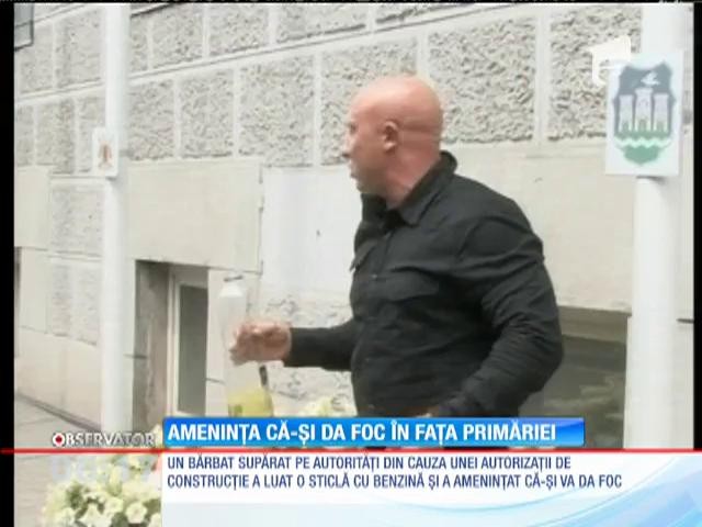 Un bărbat a ameninţat că-şi dă foc &icirc;n faţa primăriei