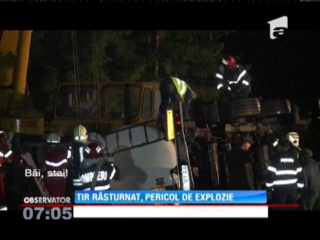 Un TIR &icirc;ncărcat cu 23 de tone de alcool etilic s-a răsturnat &icirc;n Pasul Mestecăniş
