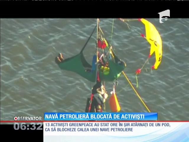 O navă petrolieră, blocată de zeci activişti ecologişti, &icirc;n apropierea oraşului american Portland