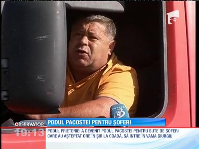 Nervii au dăr&acirc;mat podul prieteniei de la Giurgiu. Şoferii ar fi vrut să treacă graniţa, dar nu i-au lăsat muncitorii