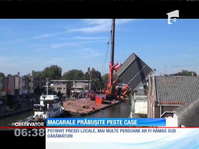 Imagini dramatice surprinse &icirc;n Olanda! Două macarale s-au prăbuşit peste mai multe case