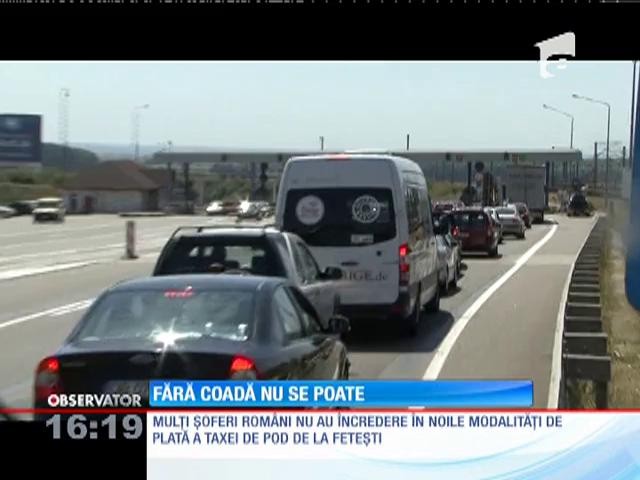 Şoferii nu au &icirc;ncredere &icirc;n noile modalităţi de plată a taxei de pod de la Feteşti