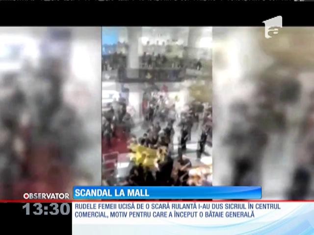 Bătaie generală &icirc;ntre paznicii unui mall și rudele femeii ucisă de o scară rulantă din complex