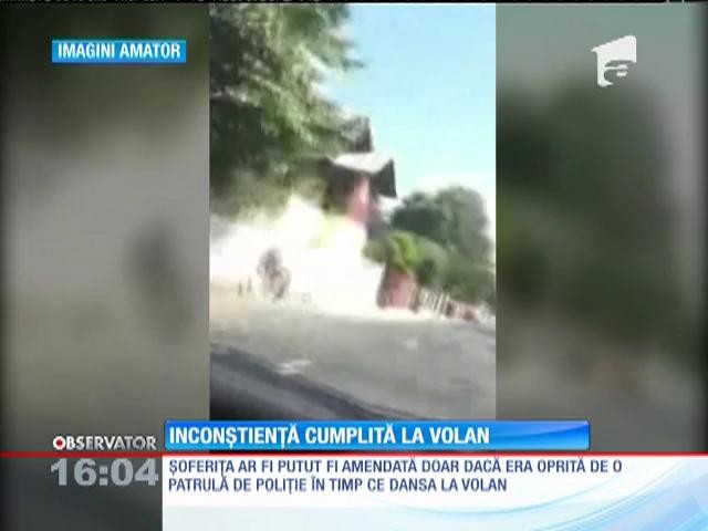O t&acirc;nără din Prahova a fost filmată &icirc;n timp ce a lăsat volanul pe m&acirc;na unei prietene iar ea s-a apucat să danseze